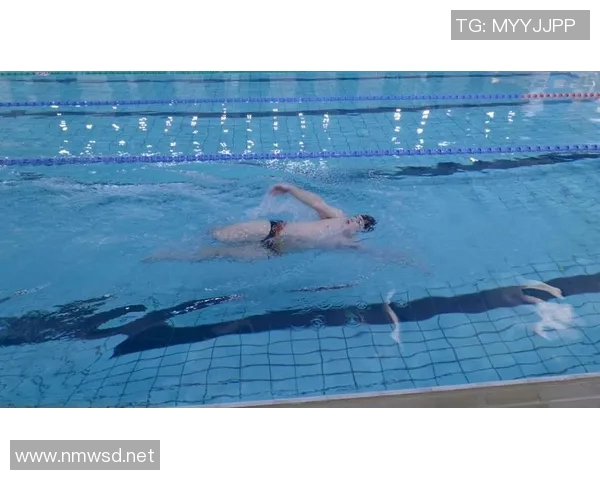 仰泳技巧与训练方法概述 了解仰泳的基本动作与提高技巧的关键要素 仰泳技巧与训练方法概述 了解仰泳的基本动作与提高技巧的关键要素