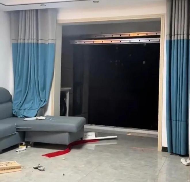885566威尼斯突发！河南大风林州15级阳台玻璃吹掉岗位侧翻围挡倒一地