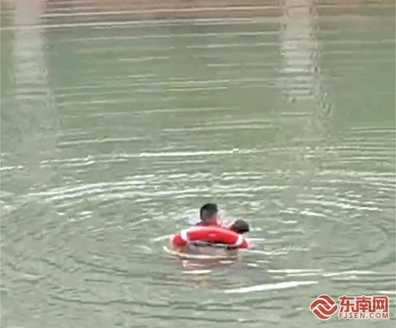 wns8885566路遇危难伸援手！不会泅水的他 在激流中救起祖孙二人